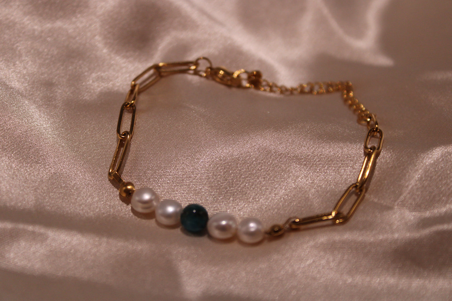 Goudkleurige armband met apatiet- en zoetwaterparels, gemaakt van stainless steel.