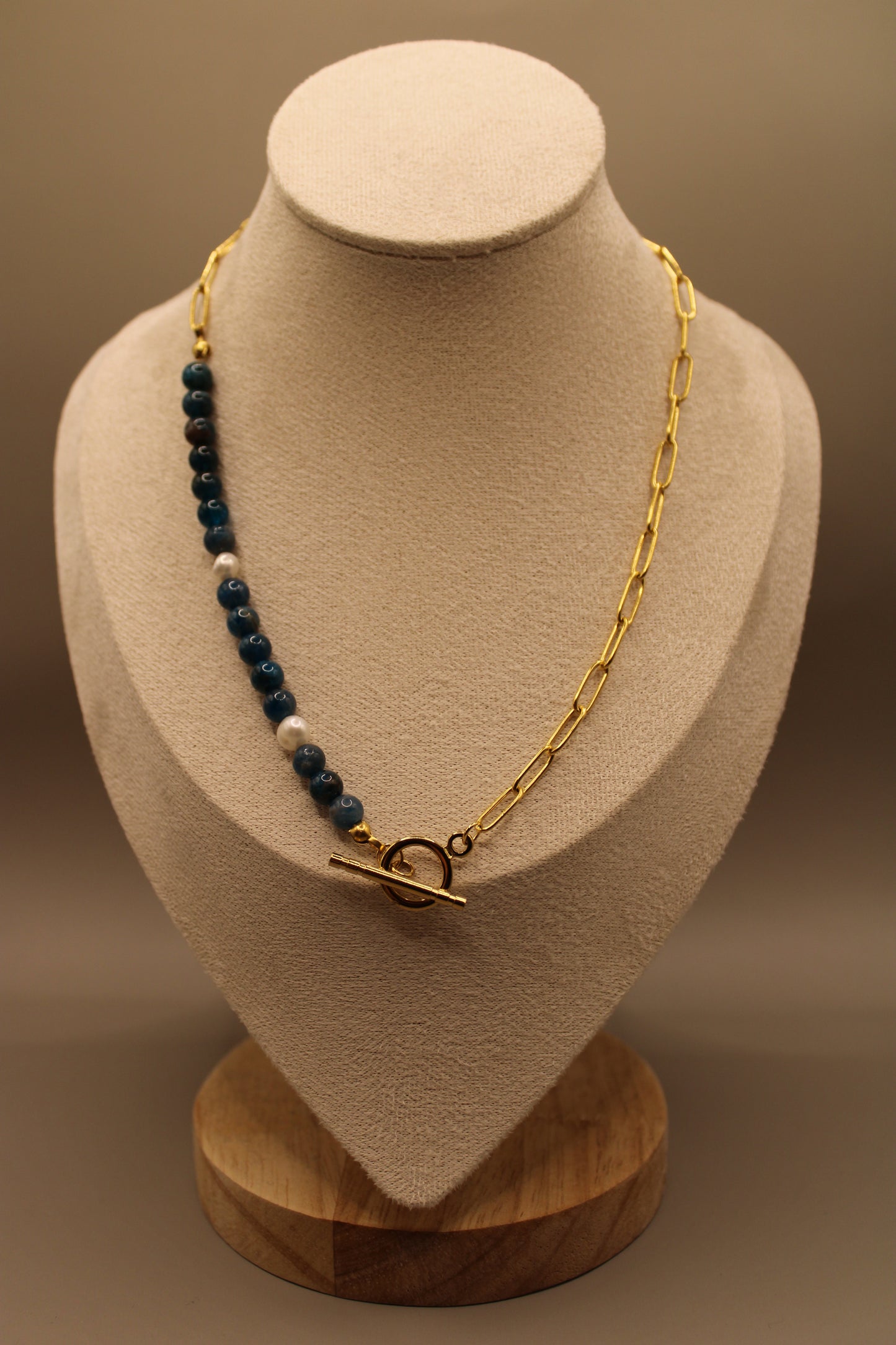 Goudkleurige ketting met apatiet- en zoetwaterparels, gemaakt van stainless steel.