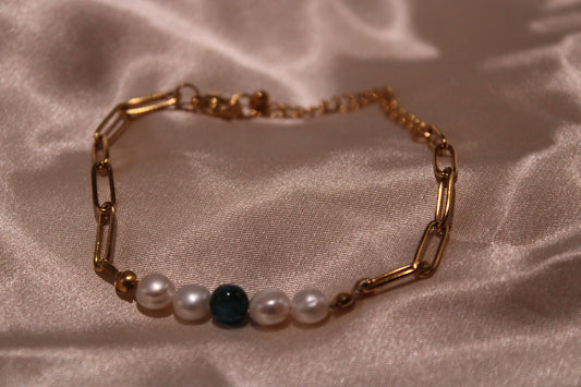 Goudkleurige armband met apatiet- en zoetwaterparels, gemaakt van stainless steel.