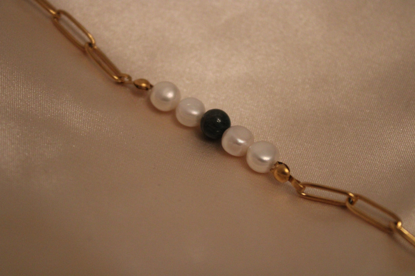 Armband met apatiet- en zoetwaterparels, gemaakt van stainless steel.