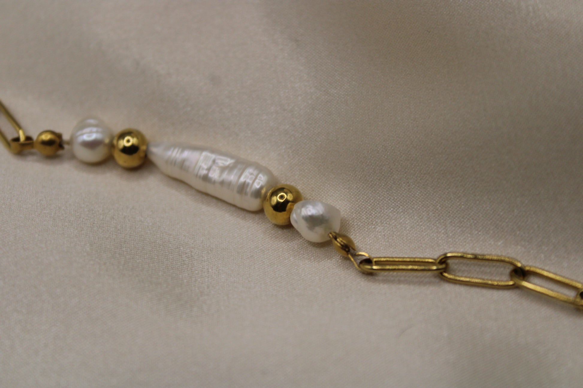 Goudkleurige stainless steel armband met zoetwaterparels en stainless steel kralen - moderne en verfijnde sieraden.