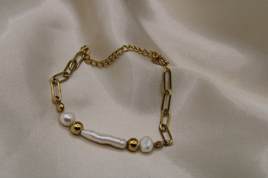 Goudkleurige stainless steel armband met zoetwaterparelsen stainless steel kralen