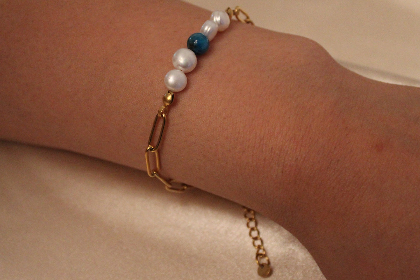 Stijlvolle damesarmband met blauwe apatiet en witte zoetwaterparels – gedragen om de pols