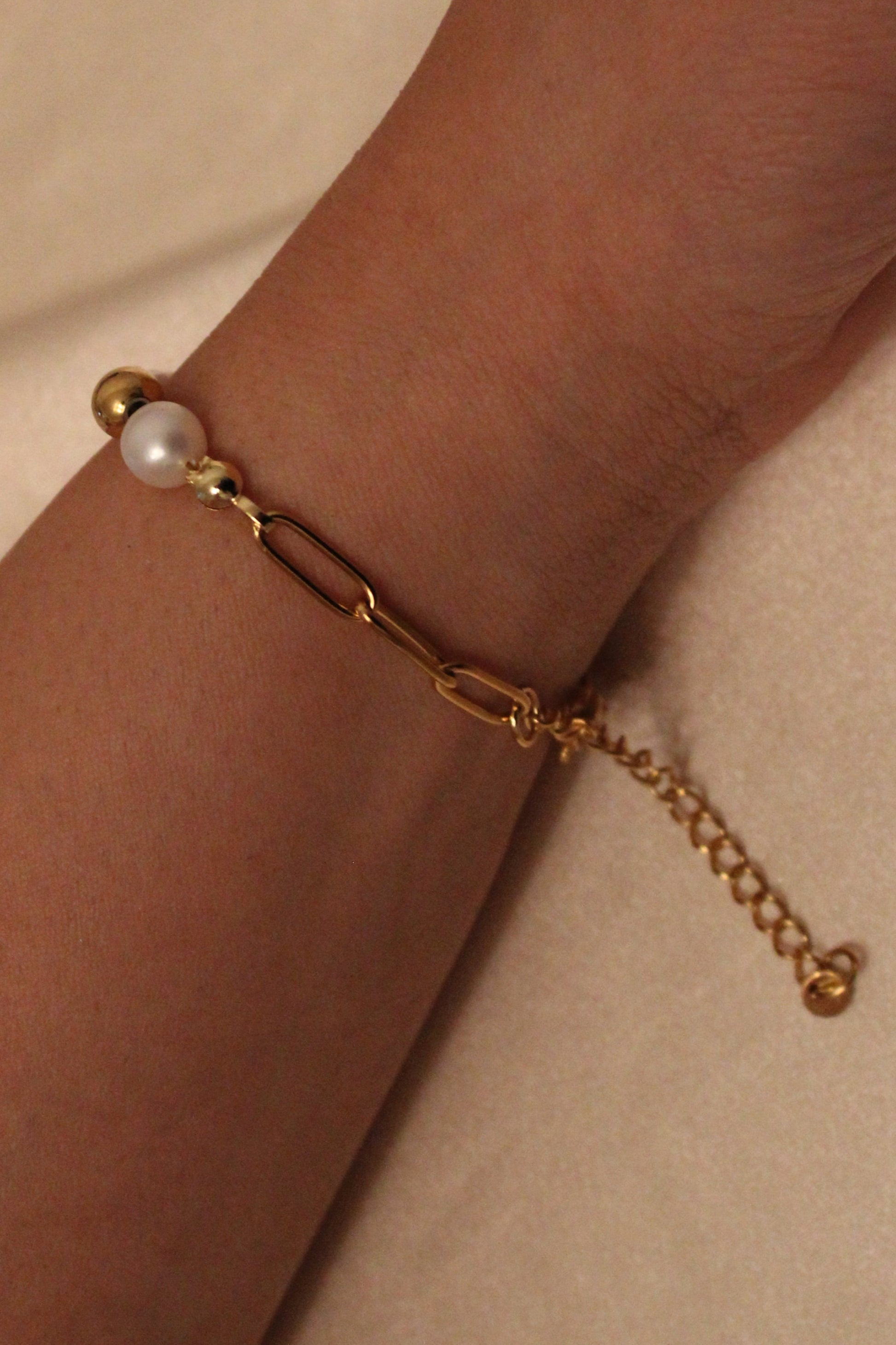 Handgemaakte parelarmband voor vrouwen – grote zoetwaterparel en RVS kralen – close-up aan de pols