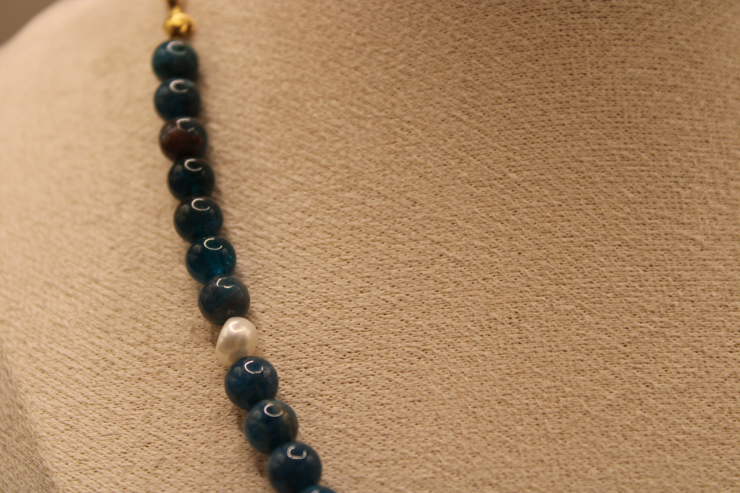 Elegant goudkleurige ketting van stainless steel, verrijkt met 6 mm apatietstenen en zoetwaterparels.