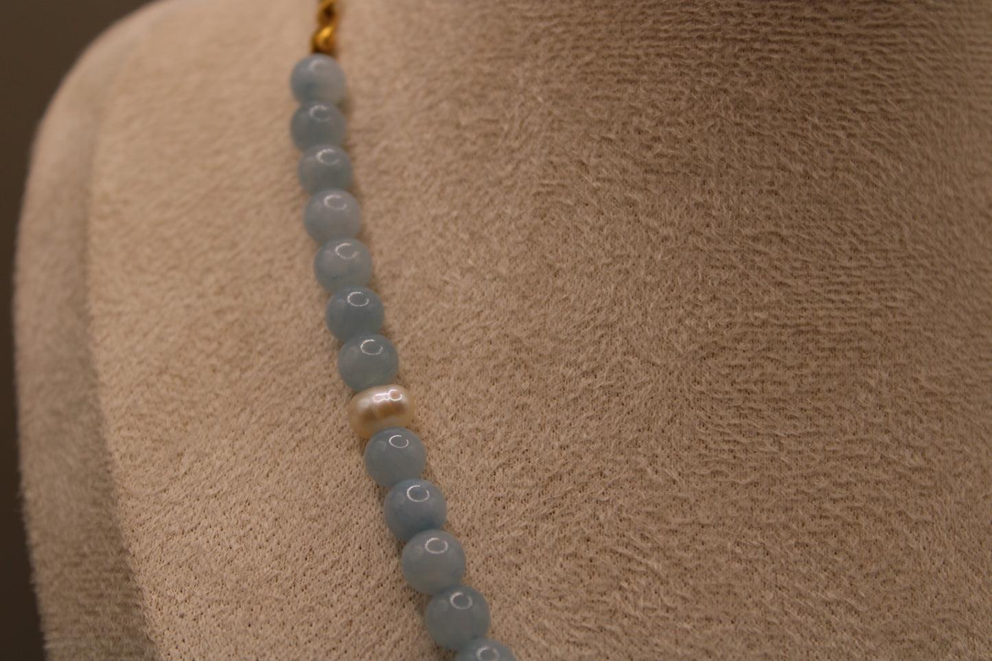 Stijlvolle ketting van stainless steel met aquamarijn en zoetwaterparels, perfect voor elke gelegenheid.