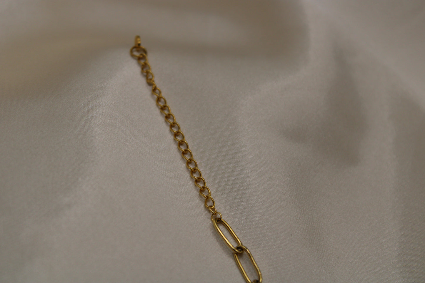 Luxe armband met zoetwaterparels en goudkleurige stainless steel afwerking.
