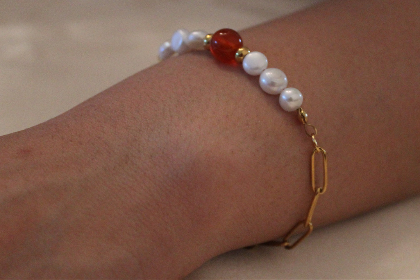 Handgemaakte armband met parels en carneool, vervaardigd uit goudkleurig staal – detailweergave