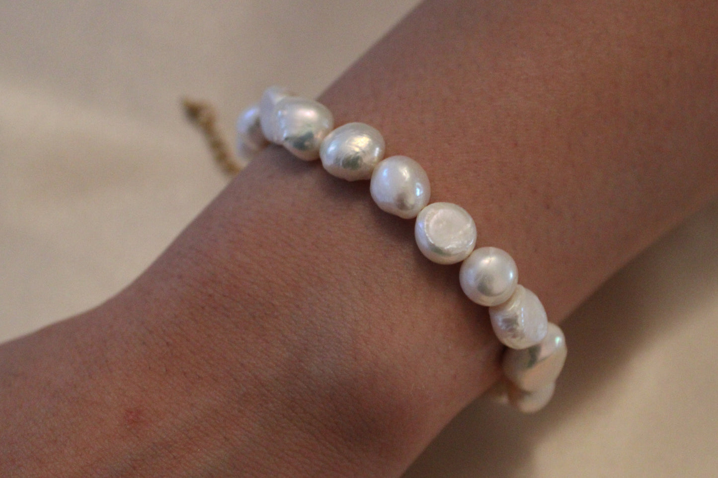 Minimalistische damesarmband met grote zoetwaterparels – handgemaakt – gedragen aan de pols