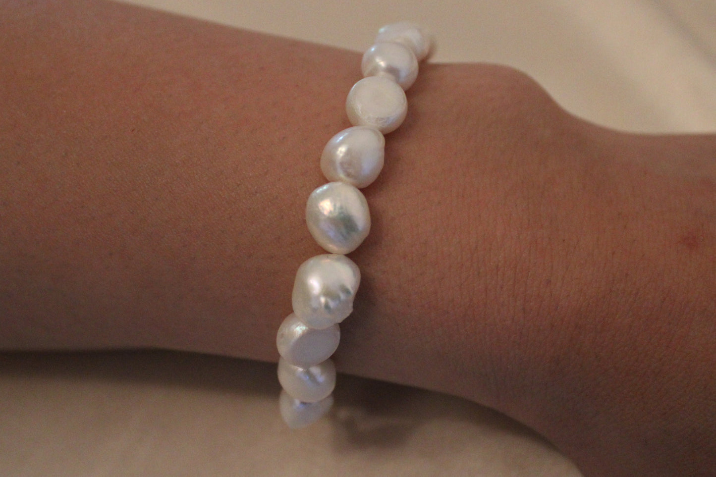 Close-up van pols met elegante armband van 9-10 mm witte zoetwaterparels