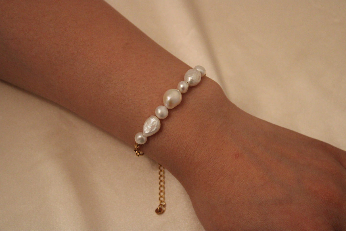 Zoetwaterparel armband met elegante gouden afwerking – gedragen aan de pols
