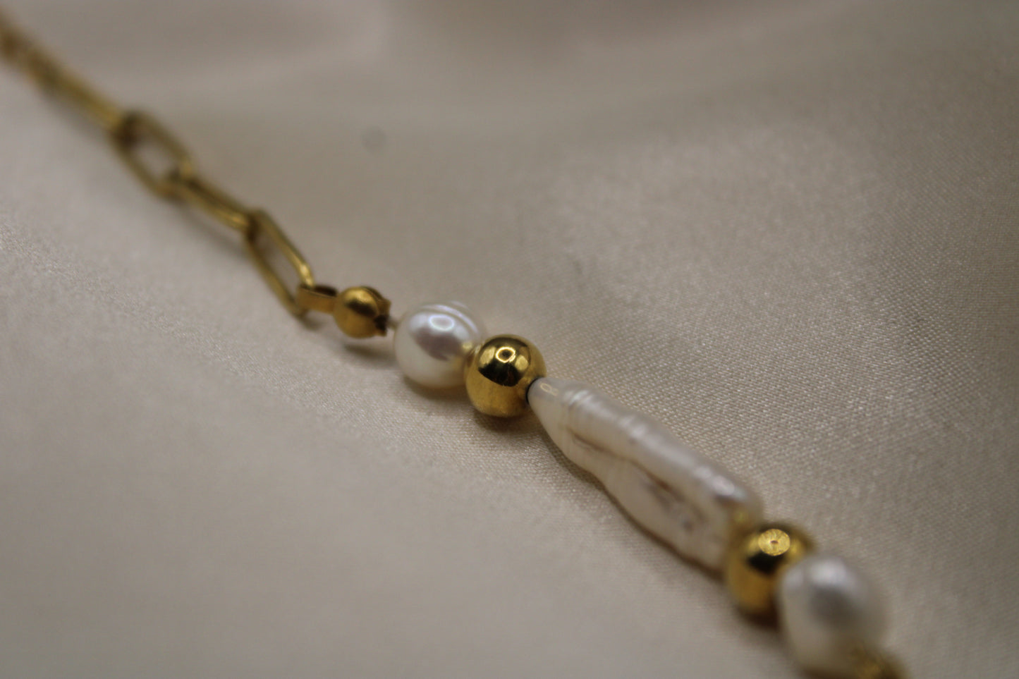 Armband met zoetwaterparels en stainless steel kralen in goudkleur - stijlvol sieraad voor elke gelegenheid.