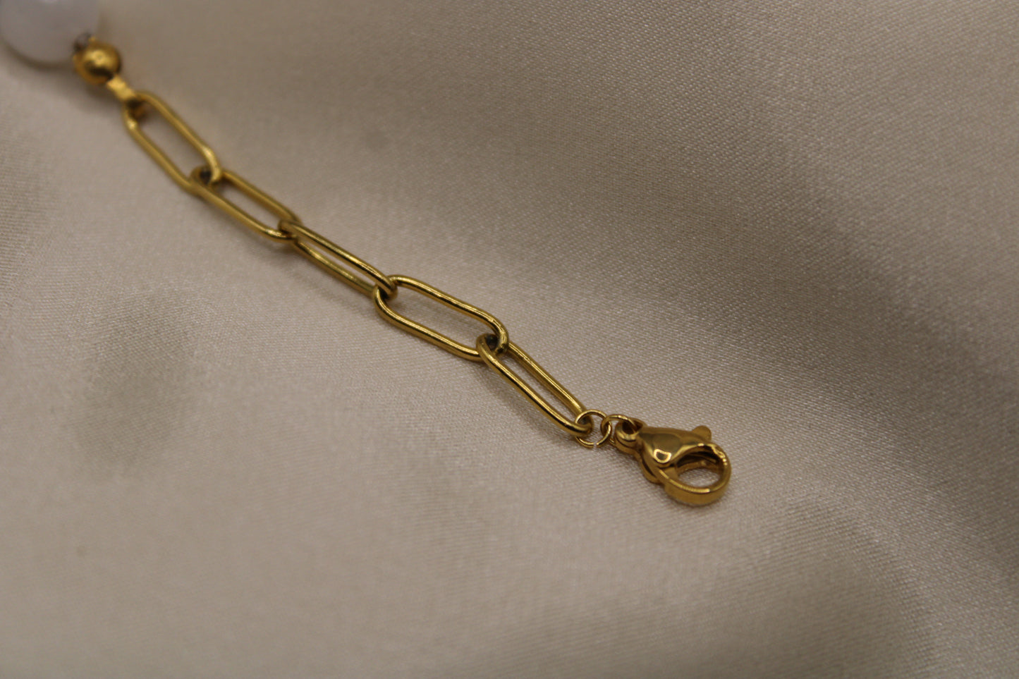 Handgemaakte armband met edelstenen Apatiet en Rozenkwarts in een goudkleurige stainless steel setting.