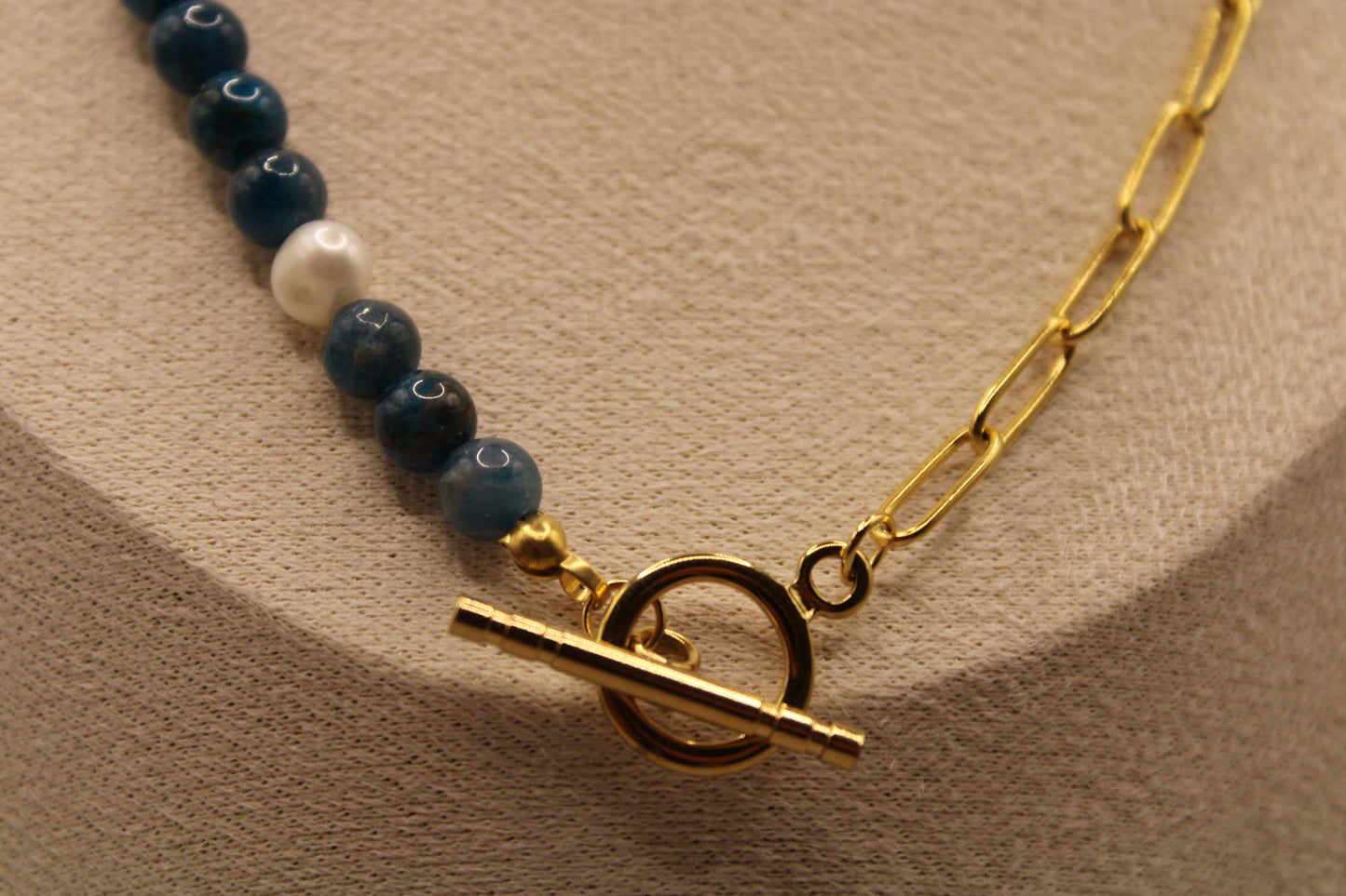 Goudkleurige stainless steel ketting met apatietstenen en zoetwaterparels