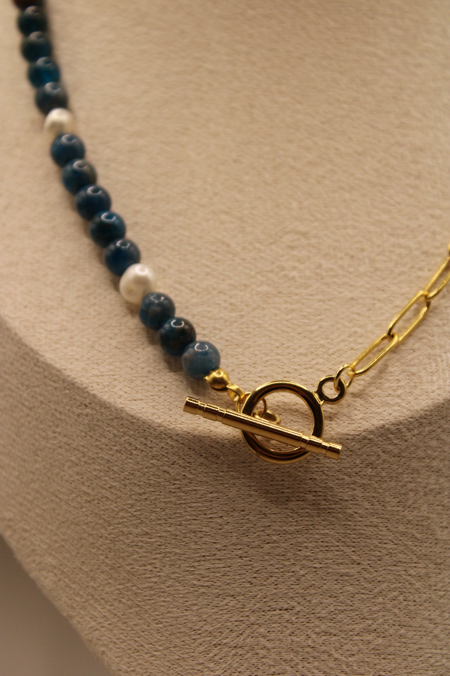 Ketting met apatiet edelstenen en zoetwaterparels, gemaakt van stainless steel.