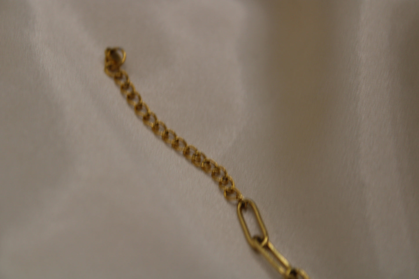 Elegante armband met parels en goudkleurige kralen van stainless steel.
