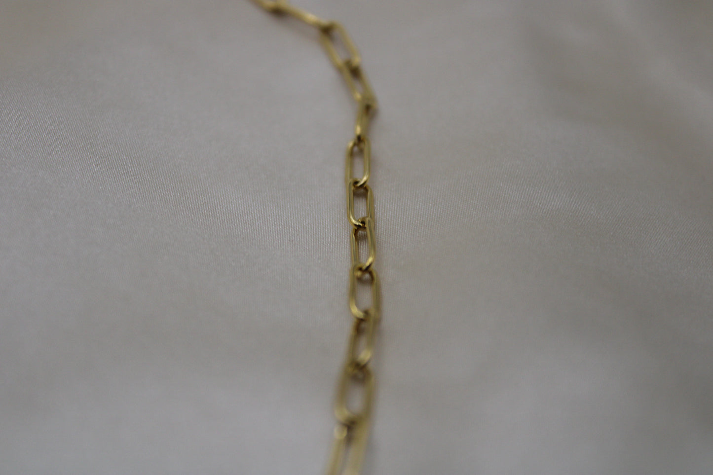 Ketting van stainless steel met goudkleurige afwerking, zoetwaterparels en kralen.
