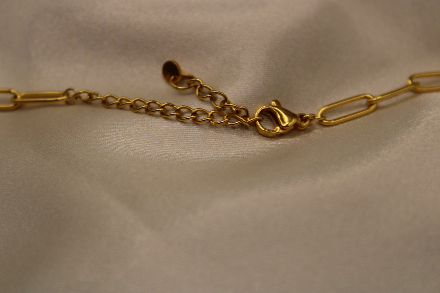 Luxe ketting van rozenkwarts en apatiet, afgewerkt met goudkleurig staal.