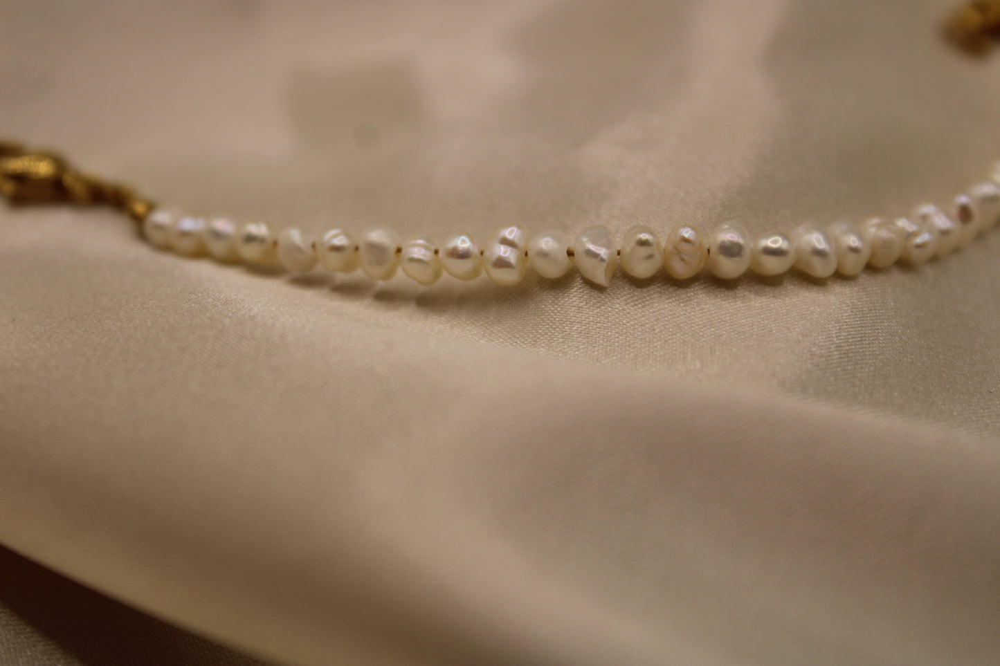 Zoetwaterparel armband met een hoogwaardige goudkleurige stainless steel sluiting.