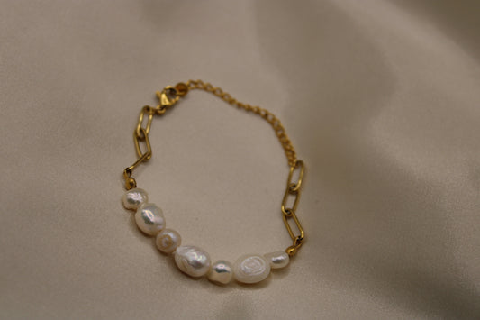 Stijlvolle zoetwaterparel armband met verfijnde goudkleurige stainless steel afwerking.