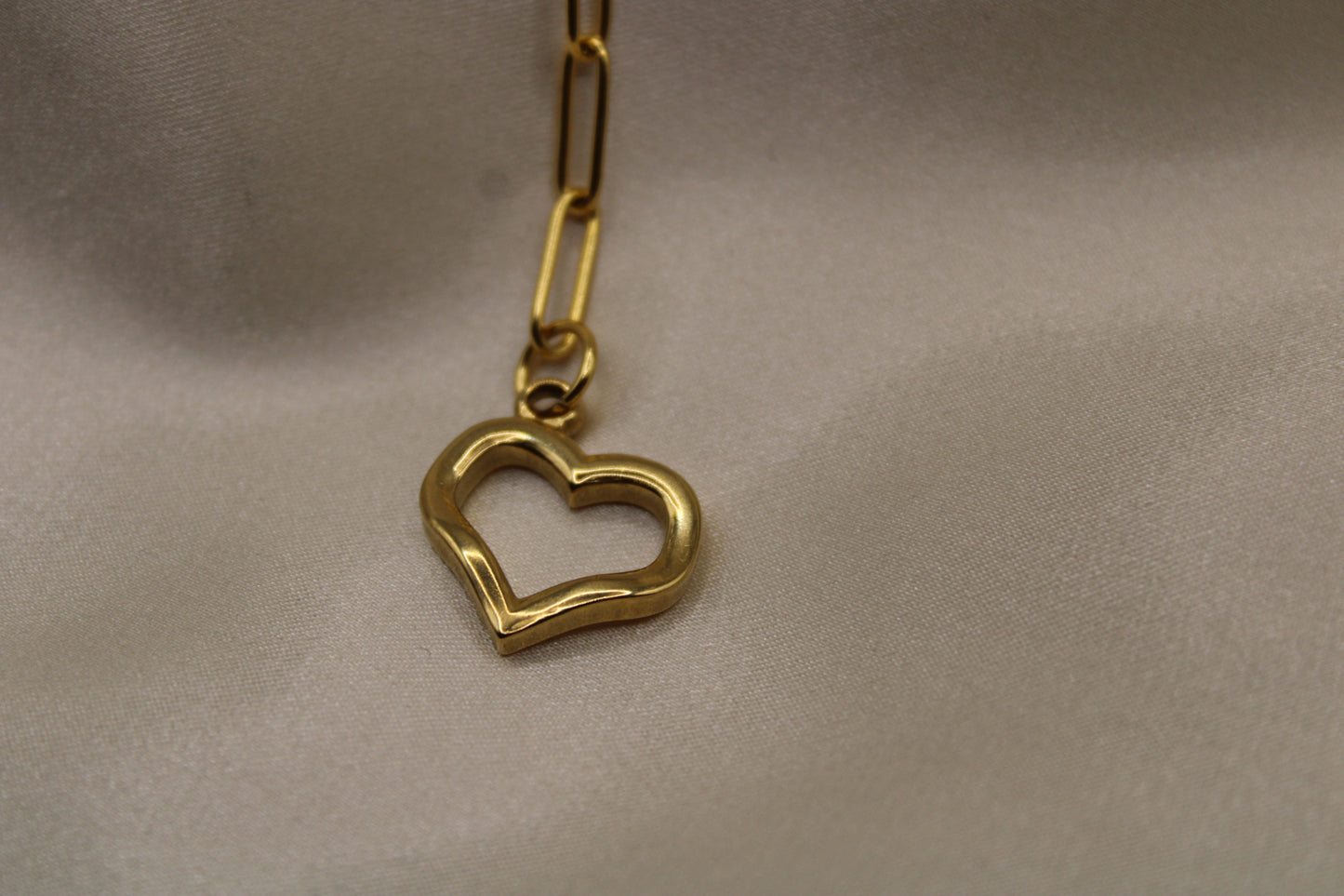 Stainless steel ketting met roze parels, gouden kralen en een hart als sluiting.