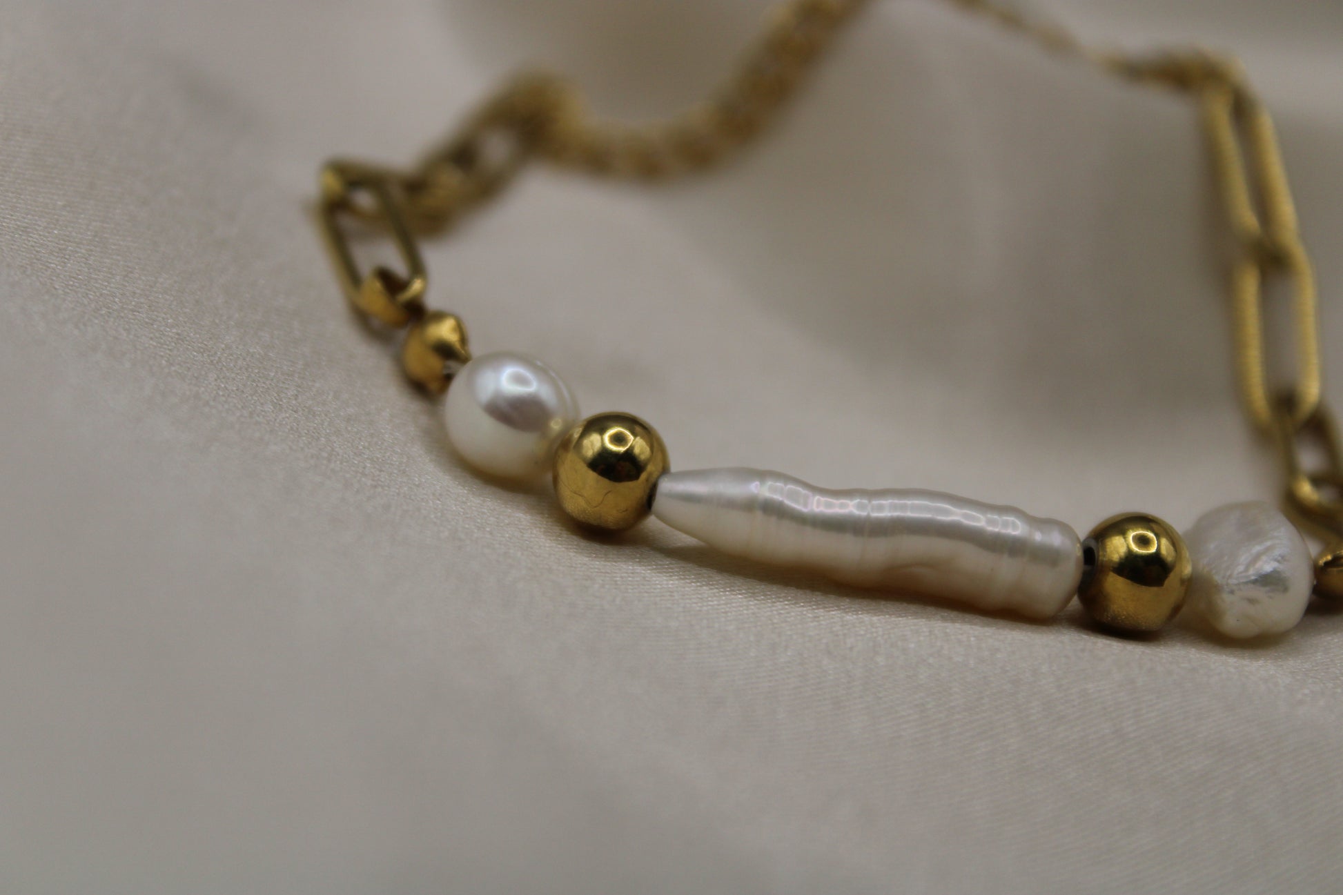 Stainless steel armband goudkleurig met zoetwaterparels- elegante armband met verfijnde uitstraling.