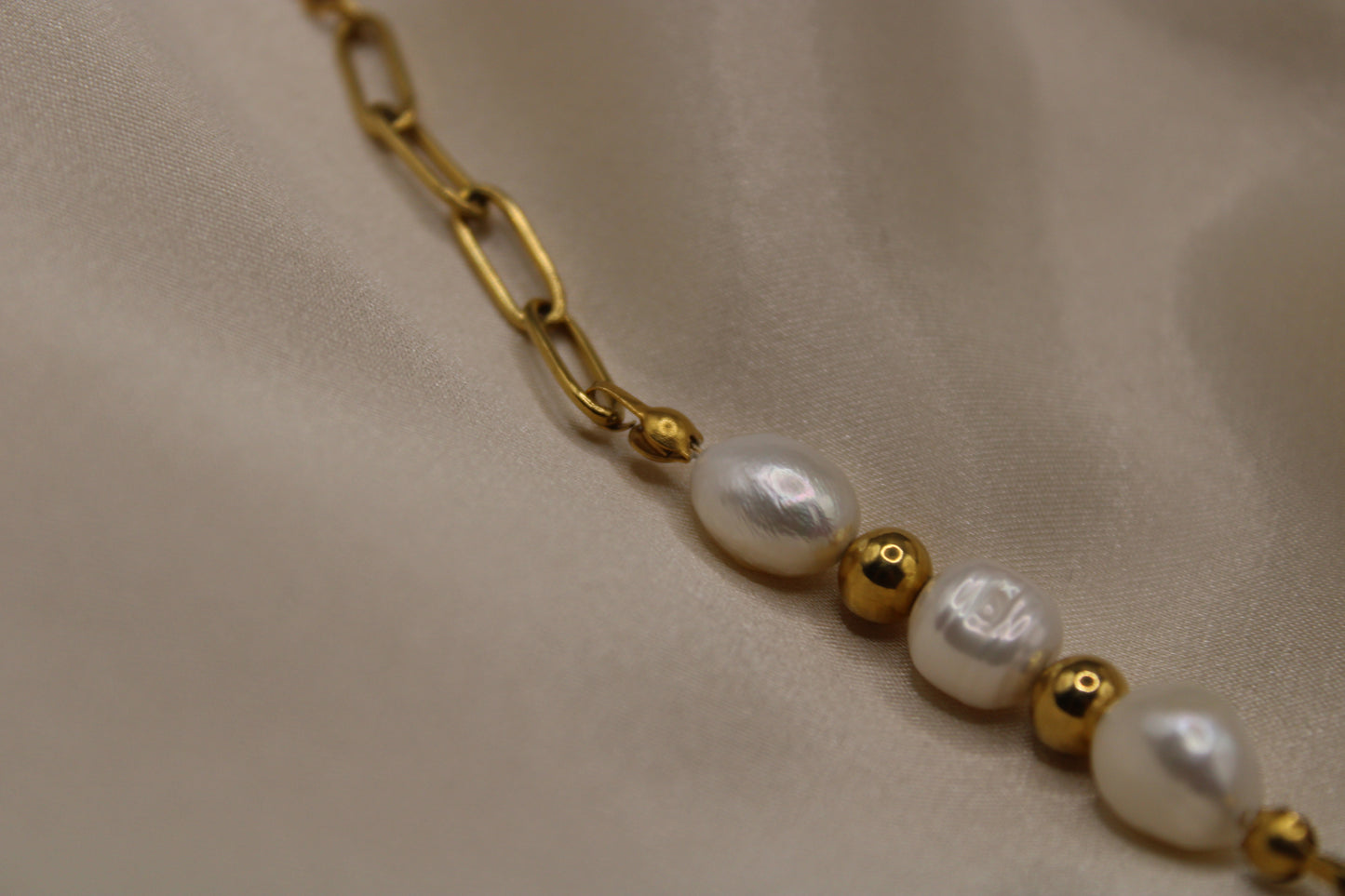 Luxe armband met parels en duurzame goudkleurige roestvrijstalen kralen.
