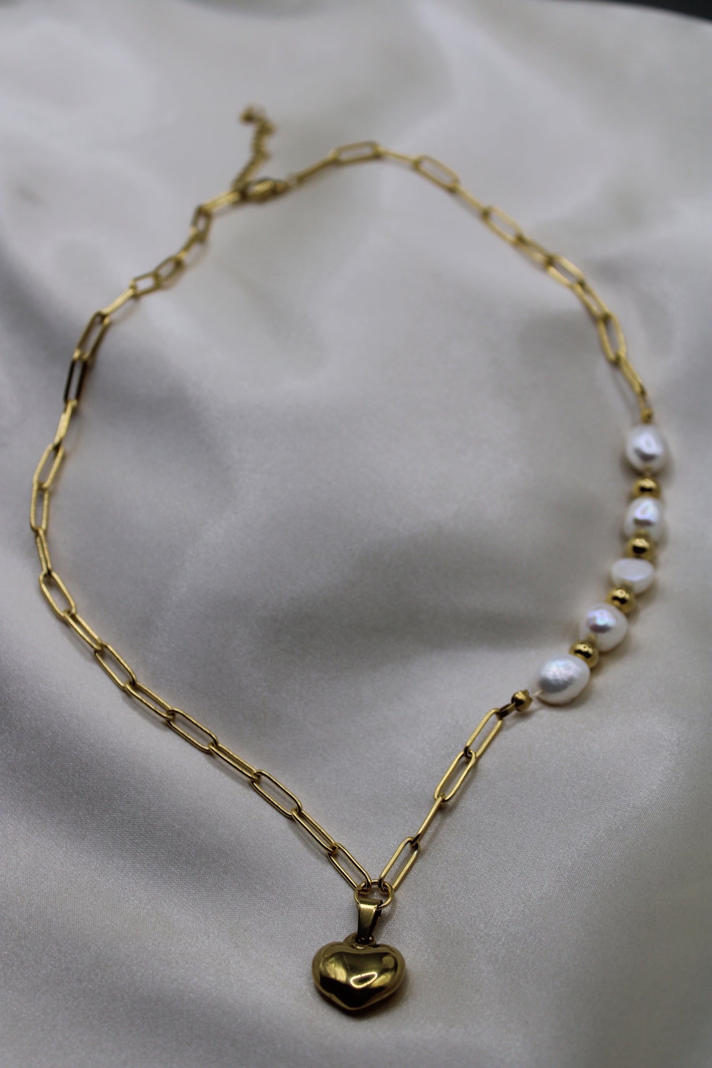 Goudkleurige ketting van stainless steel met zoetwaterparels en stijlvolle kralen.
