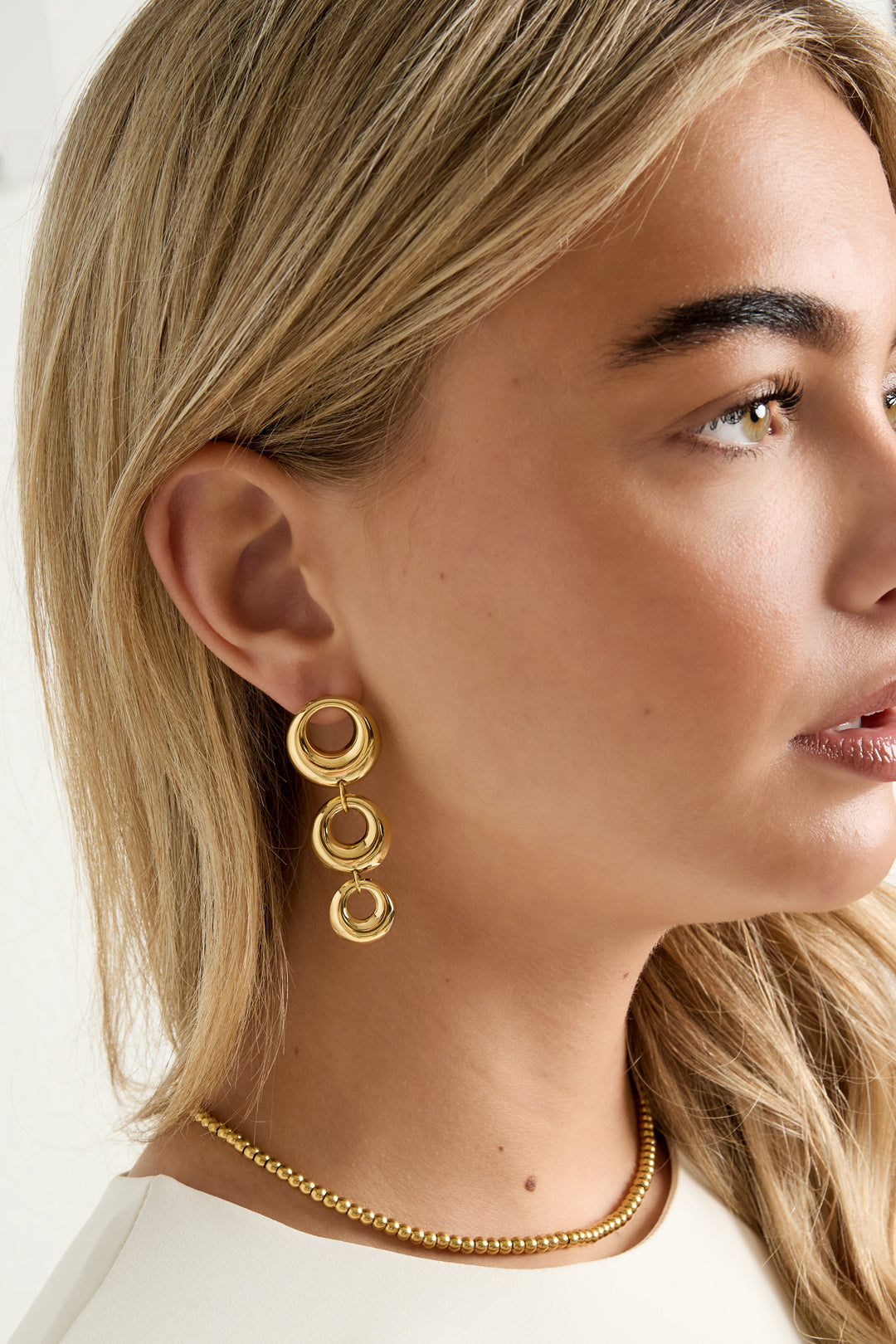 Oorbellen met cirkelOorbellen van roestvrij staal met een subtiel cirkelvormig design in een casual stijl. Je ontvangt 1 paar oorbellen, geschikt voor dagelijks gebruik en mooi te combineren met andere sieraden.