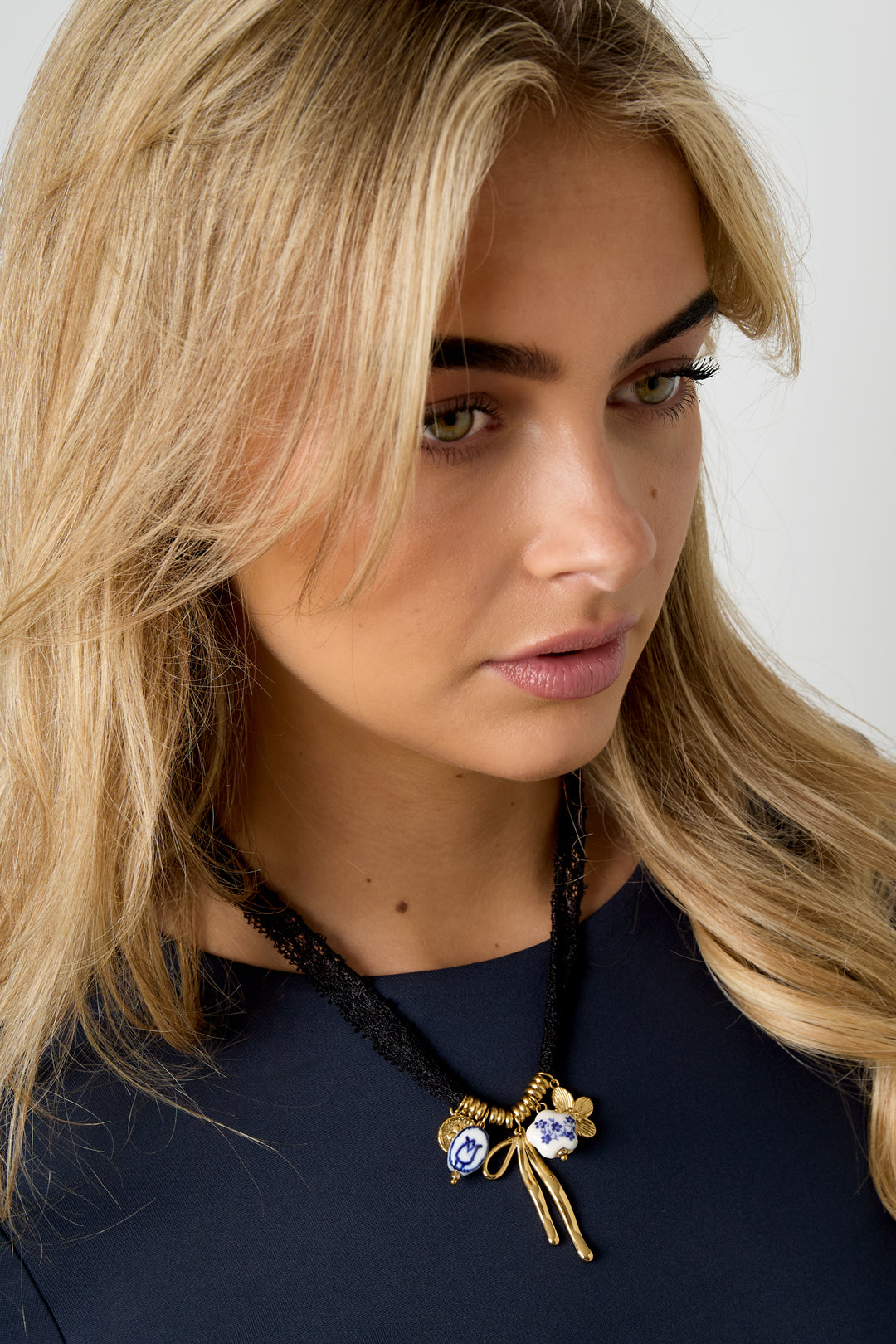 Lange ketting met bloemen en strik