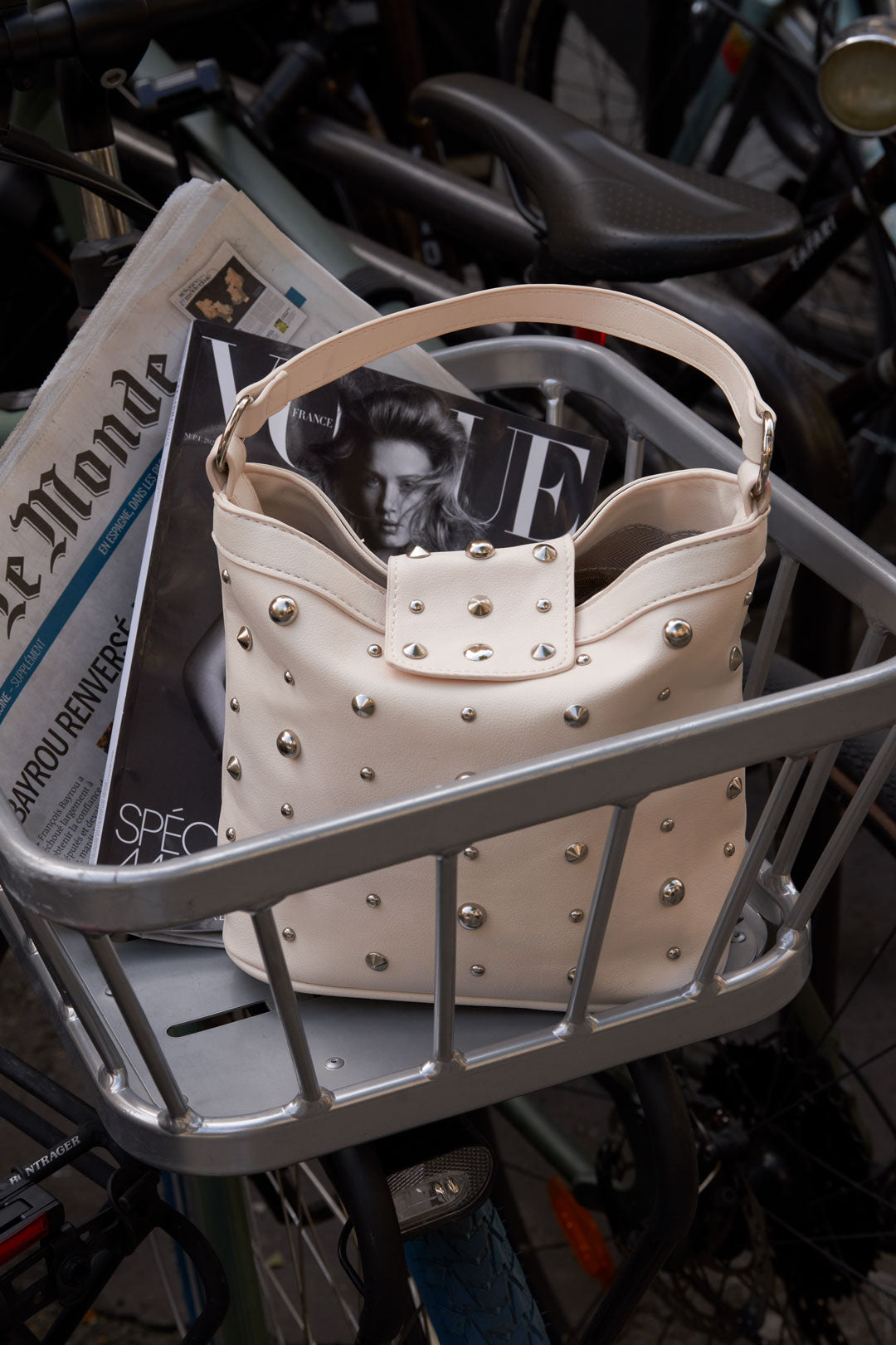 Schoudertas met geometrische vorm – punk stijl