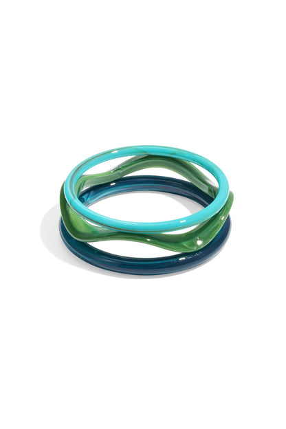 Effen groene acryl armband uit de armbandenset op witte achtergrond