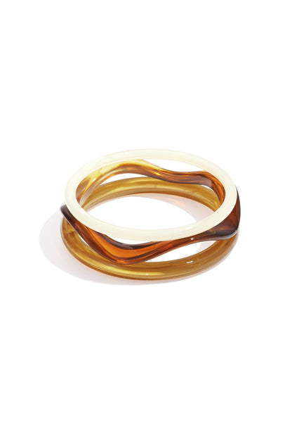 Acryl armband in gemixte effen kleuren uit de armbandenset op witte achtergrond