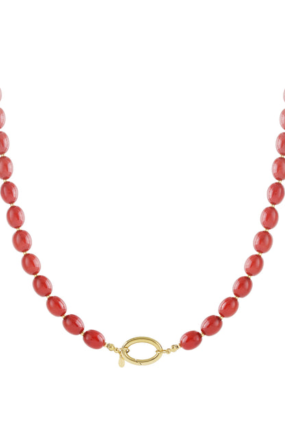 Rode acryl kralenketting in crimson tint met goudkleurige details op witte achtergrond