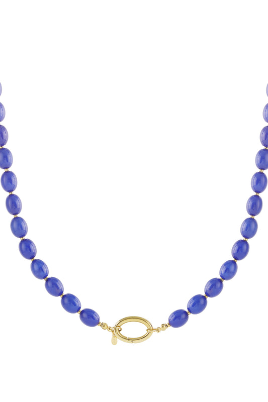 Donkerblauwe acryl kralenketting met goudkleurige details op witte achtergrond