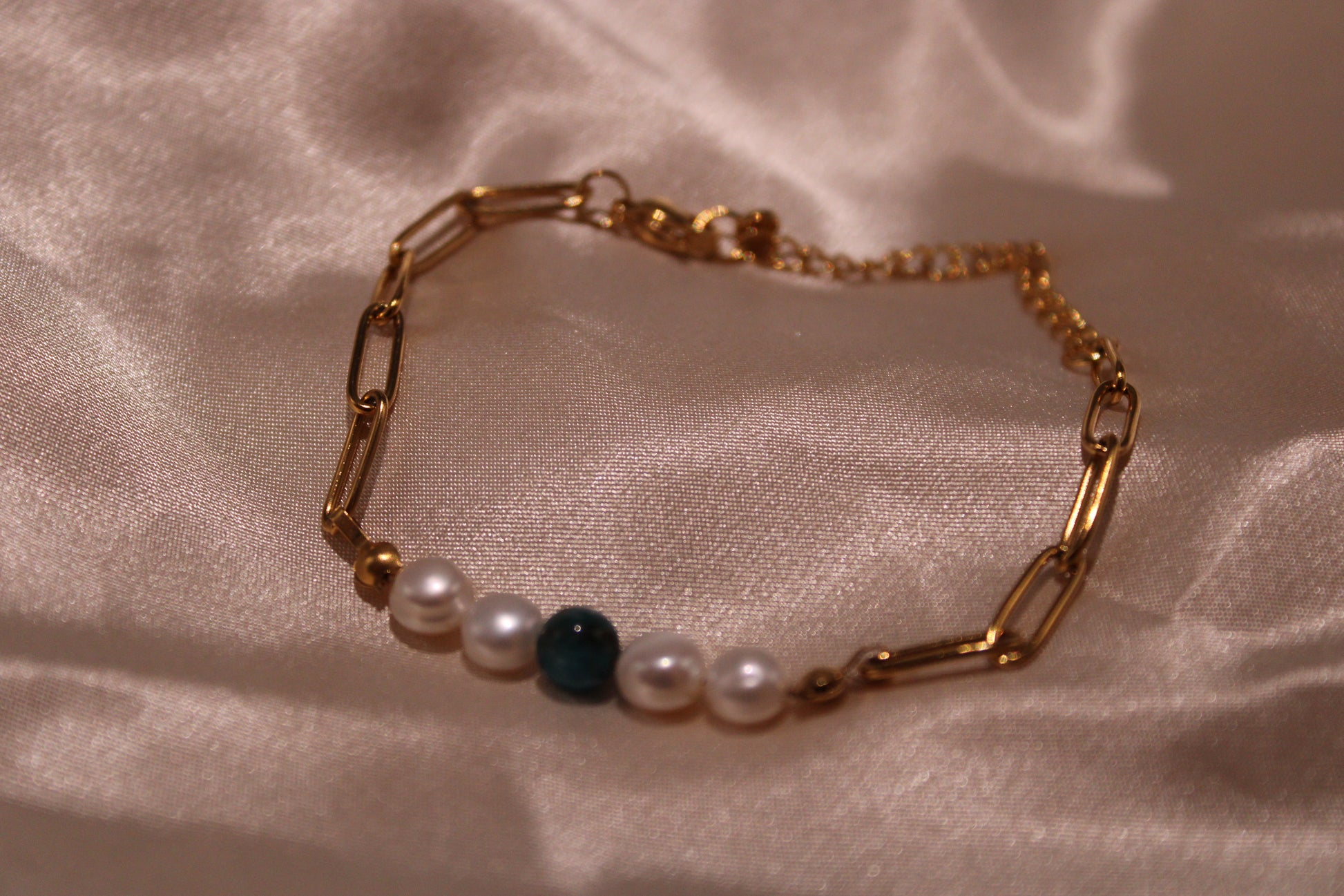 Goudkleurige armband met apatiet- en zoetwaterparels, gemaakt van stainless steel.