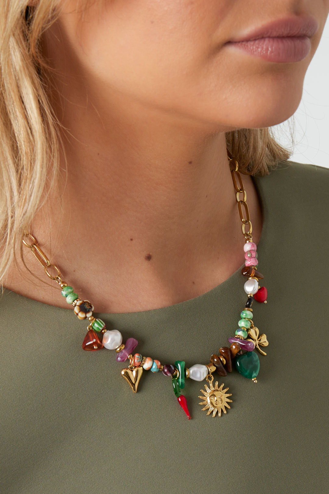 Bead necklace met hart- en zonaccent – speelse kralenketting met hartjes en zonnetjes, gecombineerd met een groene top