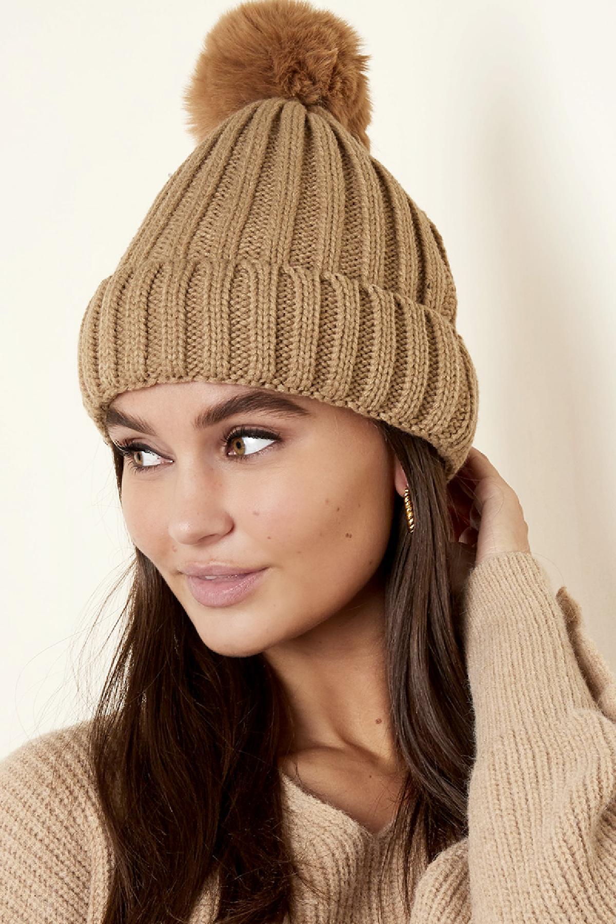 Beanie Furry Pompon muts Beige – dames wintermuts met furry pompon, gedragen door model
