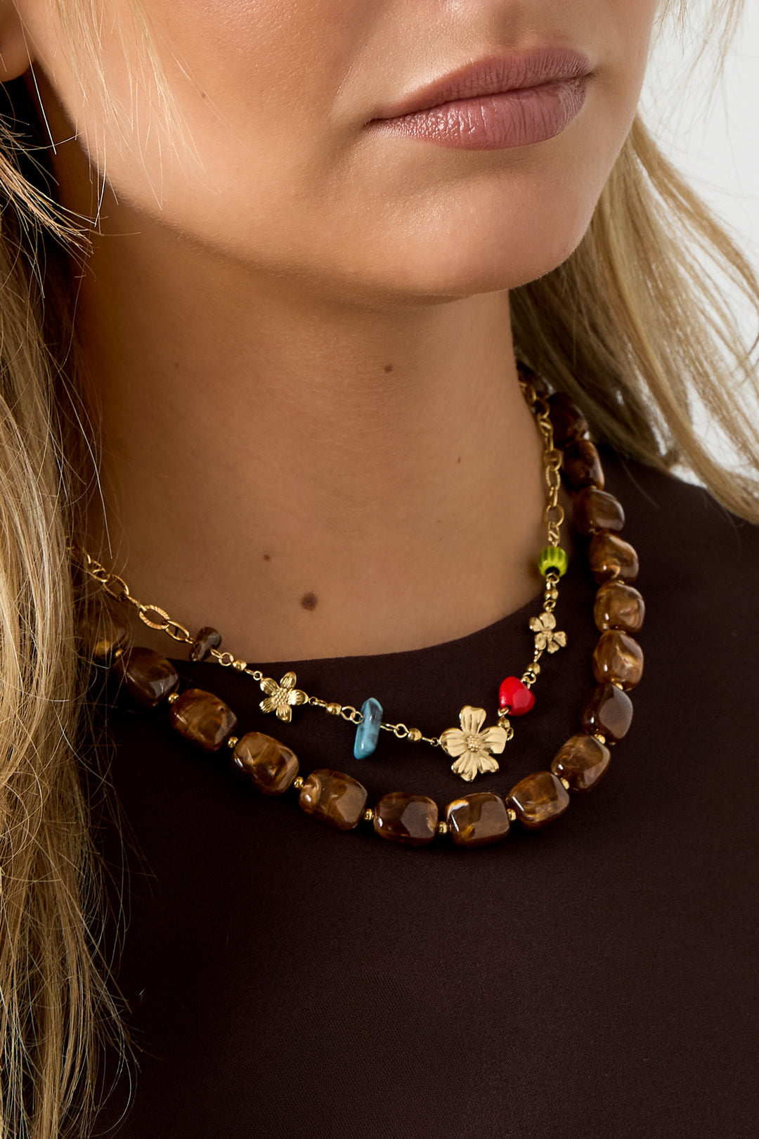 Bloemenschakel ketting – Club Spice, elegante korte ketting met bloemenschakels als subtiel accent bij een donkere top