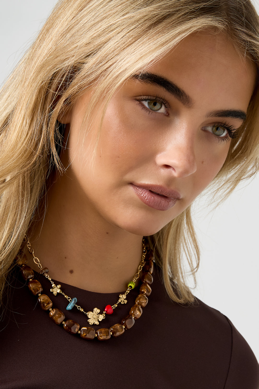 Bloemenschakel ketting – Club Spice, korte goudkleurig ketting met bloemenschakels gedragen rond het sleutelbeen
