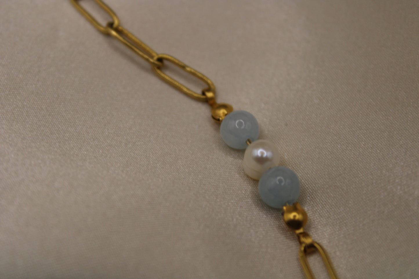 Luxe armband van edelstenen met Aquamarijn en parels, afgewerkt met goudkleurig roestvrij staal.