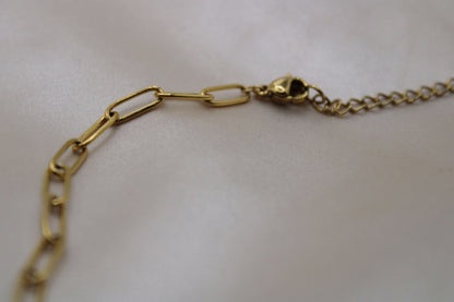 Luxe ketting met zoetwaterparels, goudkleurig staal en decoratieve kralen.