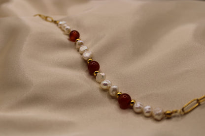 Prachtige zoetwaterparel ketting met carneool edelstenen, gemaakt van goudkleurig stainless steel.
