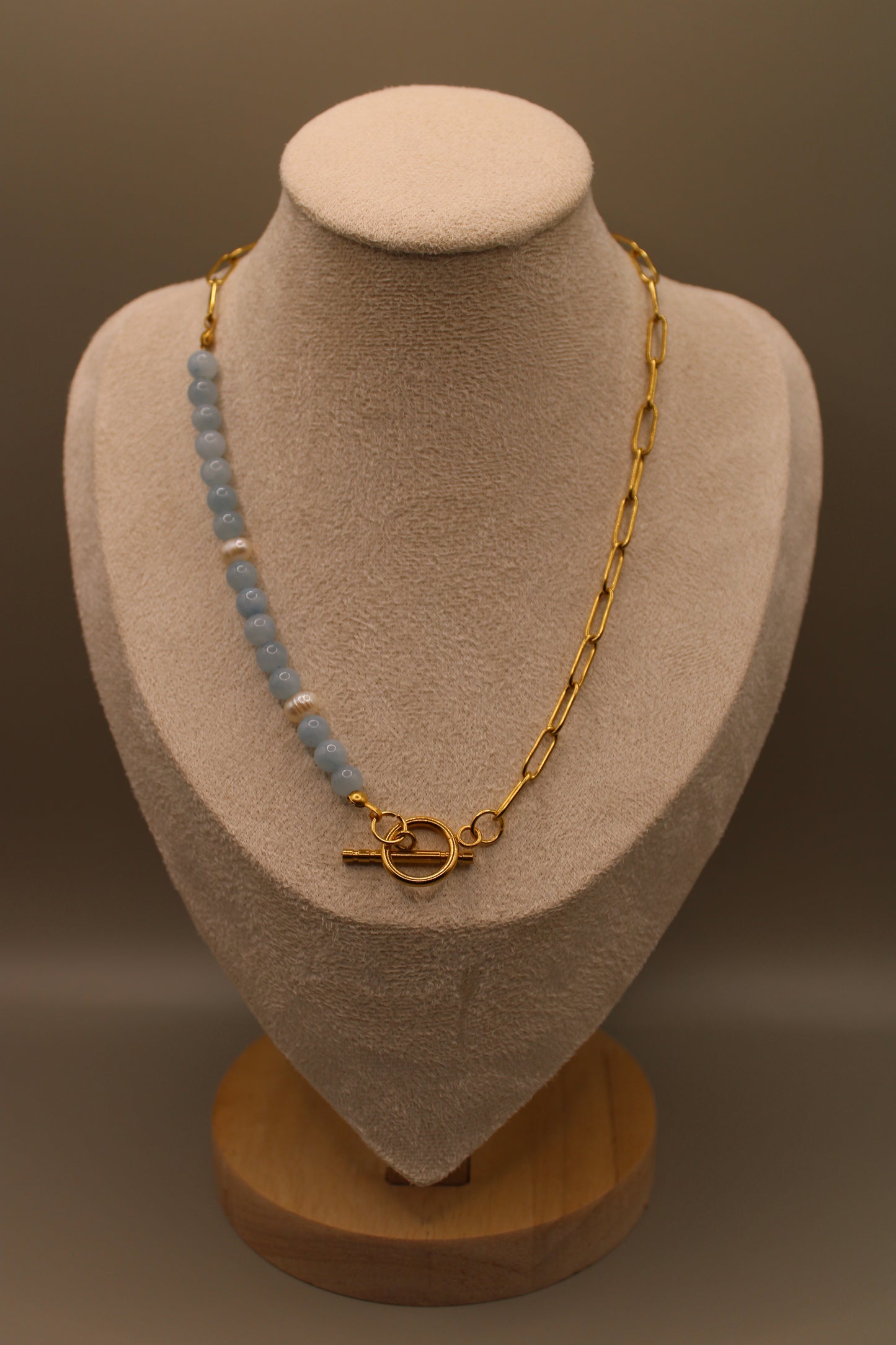 Goudkleurige stainless steel ketting met aquamarijn en parels voor een elegante uitstraling.