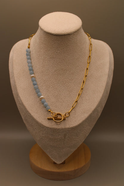 Goudkleurige stainless steel ketting met aquamarijn en parels voor een elegante uitstraling.