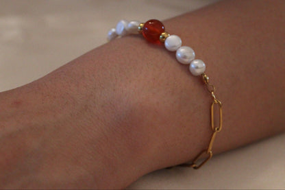 Handgemaakte armband met parels en carneool, vervaardigd uit goudkleurig staal – detailweergave