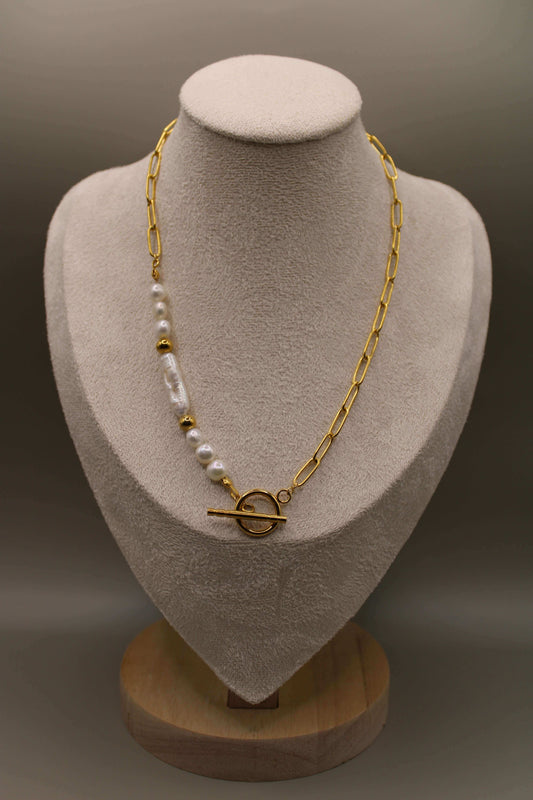 Goudkleurige stainless steel ketting met ronde sluiting, versierd met zoetwaterparels en rvs kralen.