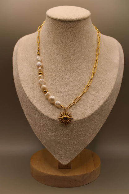 Ketting van goudkleurig stainless steel met zonvormige hanger, zoetwaterparels en kralen.