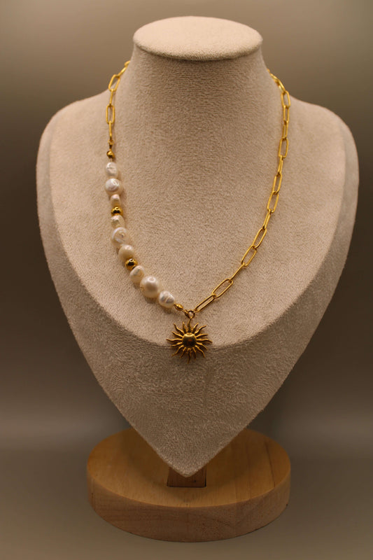 Ketting van goudkleurig stainless steel met zonvormige hanger, zoetwaterparels en kralen.