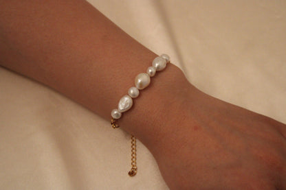 Zoetwaterparel armband met elegante gouden afwerking – gedragen aan de pols